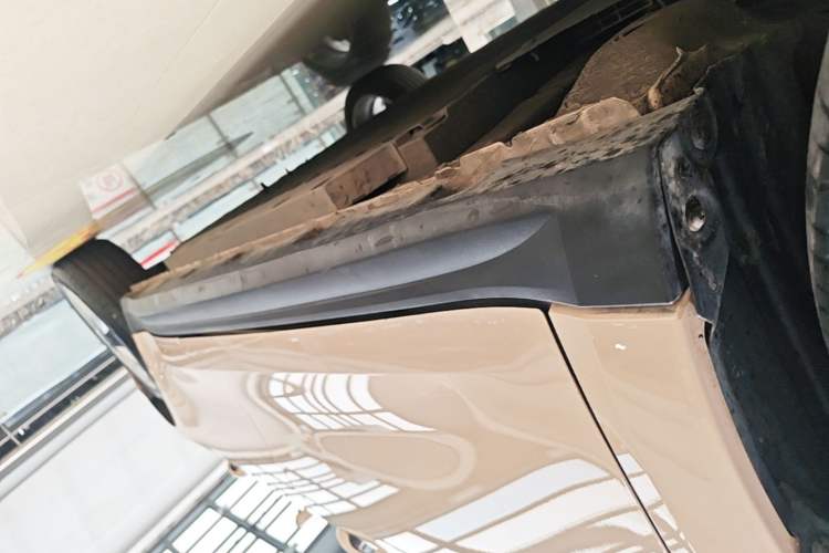 Used ORA Good Cat 2023 401 km Standard Range Premium Version Lithium Iron Phosphate Left Side Sill