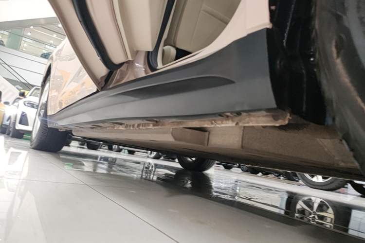 Used ORA Good Cat 2023 401 km Standard Range Premium Version Lithium Iron Phosphate Left Side Sill