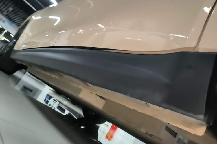 Used ORA Good Cat 2023 401 km Standard Range Prestige Version Lithium Iron Phosphate Left Side Sill