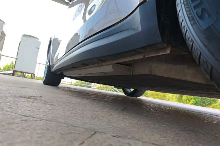 Used ORA Good Cat 2023 401 km Standard Range Comfort Version Lithium Iron Phosphate Left Side Sill