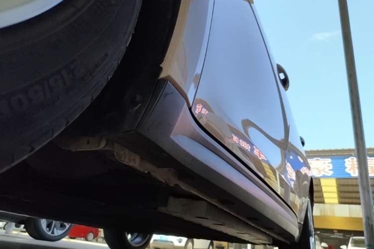 Used ORA Good Cat 2023 401 km Standard Range Premium Version Lithium Iron Phosphate Left Side Sill