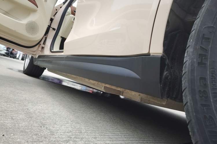 Used ORA Good Cat 2023 401 km Standard Range Luxury Version Lithium Iron Phosphate Left Side Sill