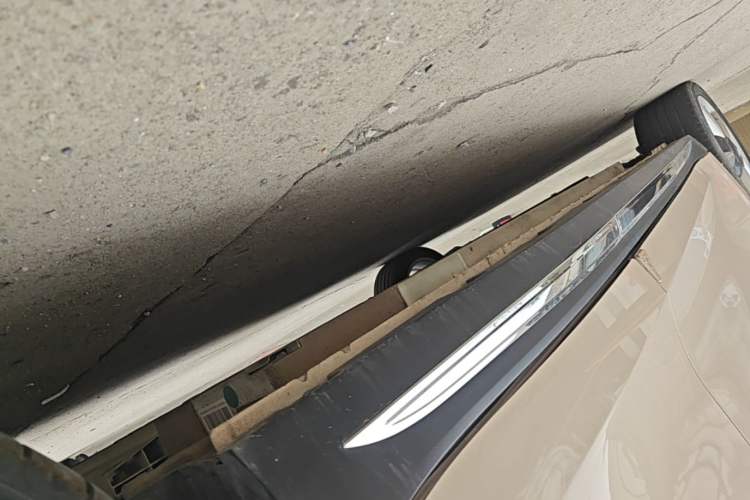Used ORA Good Cat 2023 401 km Standard Range Premium Version Lithium Iron Phosphate Left Side Sill