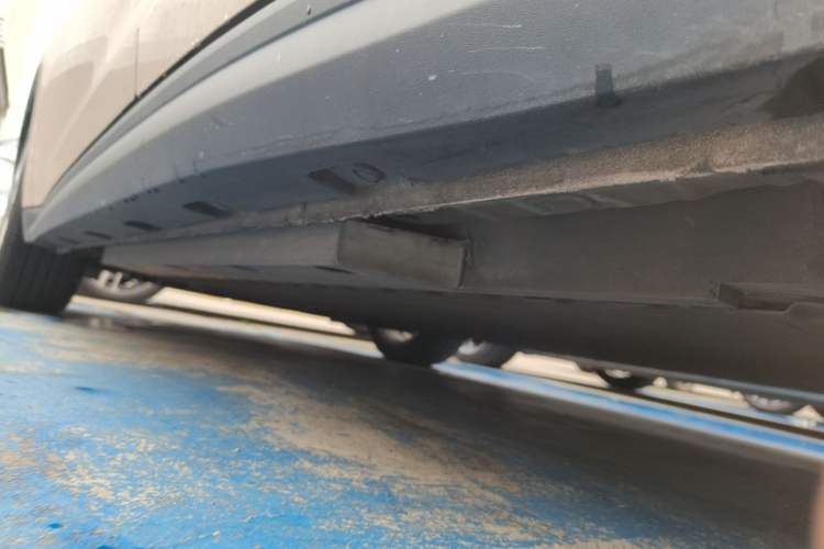 Used ORA Good Cat 2023 401 km Standard Range Premium Version Lithium Iron Phosphate Left Side Sill