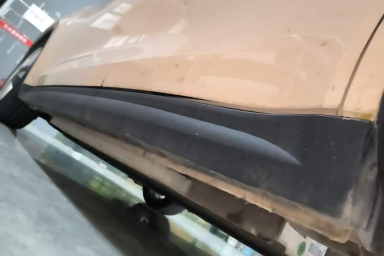 Used ORA Good Cat 2023 401 km Standard Range Prestige Version Lithium Iron Phosphate Left Side Sill
