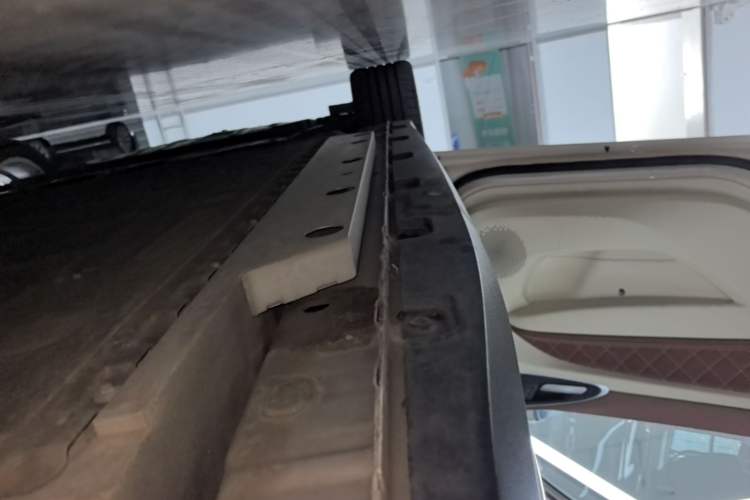 Used ORA Good Cat 2023 401 km Standard Range Premium Version Lithium Iron Phosphate Left Side Sill