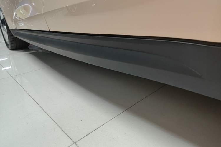 Used ORA Good Cat 2023 401 km Standard Range Luxury Version Lithium Iron Phosphate Left Side Sill