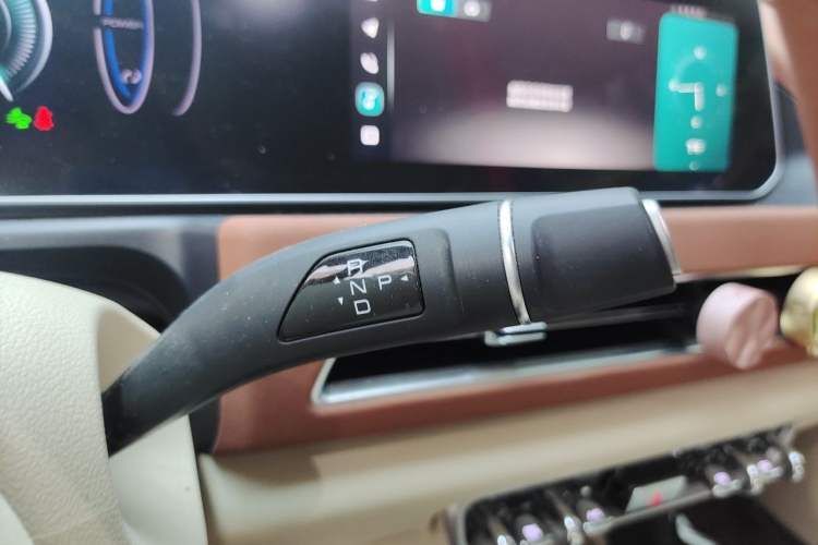 Used ORA Good Cat 2023 401 km Standard Range Luxury Version Lithium Iron Phosphate Gear Lever