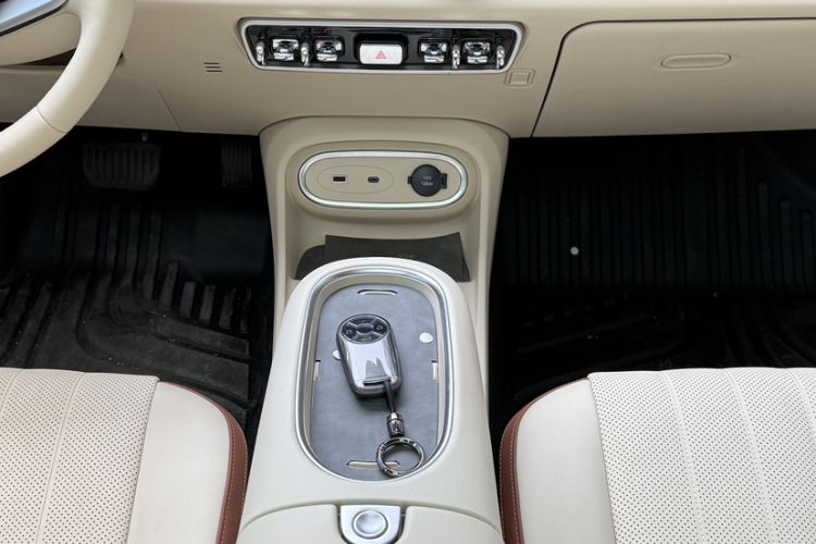 Used ORA Good Cat 2023 401 km Standard Range Premium Version Lithium Iron Phosphate Interior 3