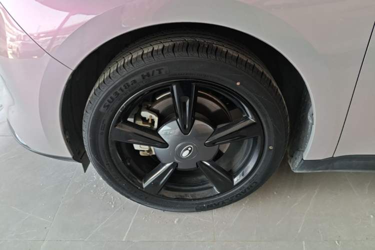 Used ORA Good Cat 2023 401 km Standard Range Premium Version Lithium Iron Phosphate Left Front Wheel Hub