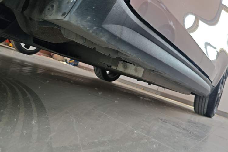 Used ORA Good Cat 2023 401 km Standard Range Premium Version Lithium Iron Phosphate Left Side Sill