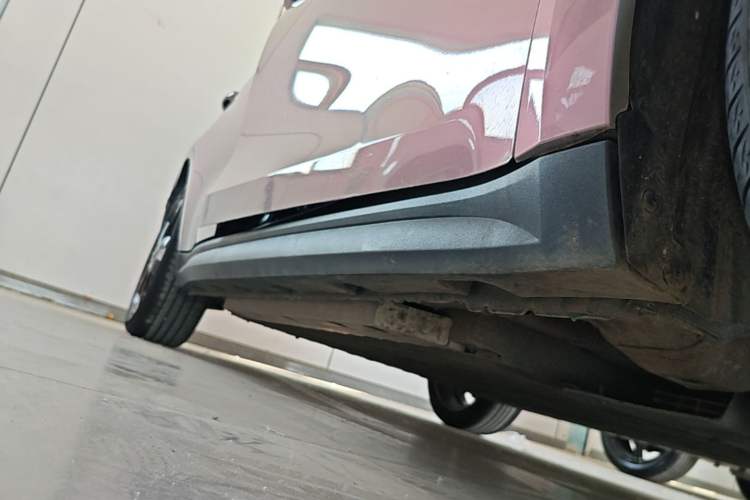 Used ORA Good Cat 2023 401 km Standard Range Premium Version Lithium Iron Phosphate Right Side Sill
