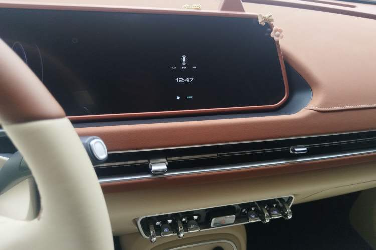 Used ORA Good Cat 2023 401 km Standard Range Luxury Version Lithium Iron Phosphate Audio And AC Panel