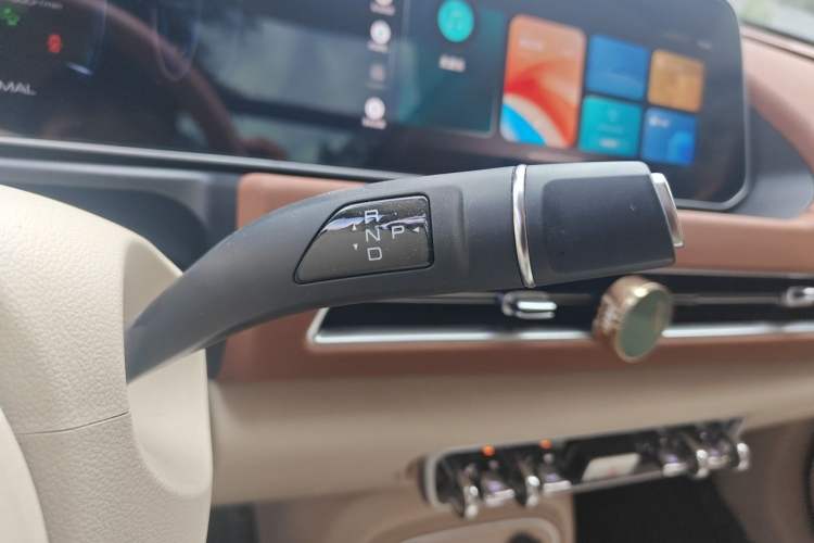 Used ORA Good Cat 2023 401 km Standard Range Premium Version Lithium Iron Phosphate Gear Lever