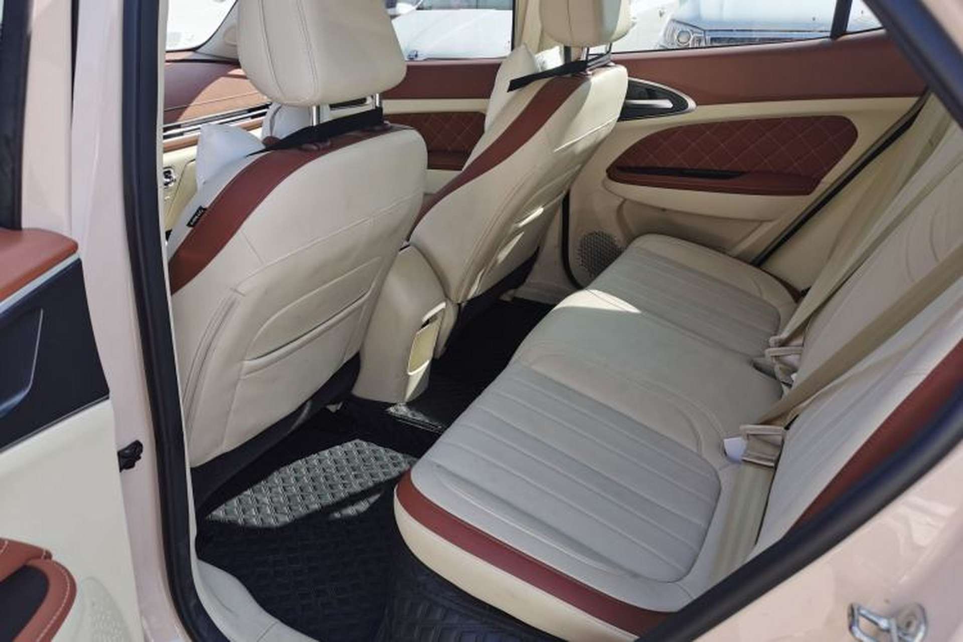 Used ORA Good Cat 2023 401 km Standard Range Premium Version Lithium Iron Phosphate Interior 2
