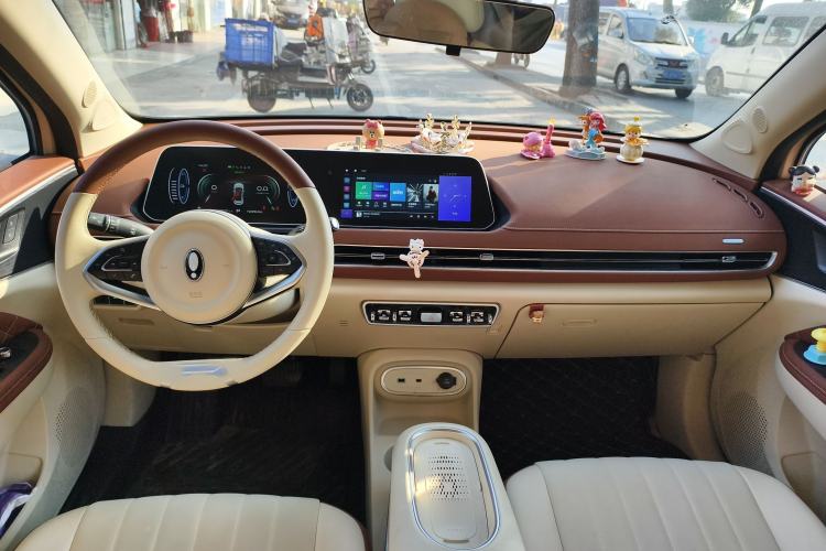 Used ORA Good Cat 2023 401 km Standard Range Luxury Version Lithium Iron Phosphate Interior 3