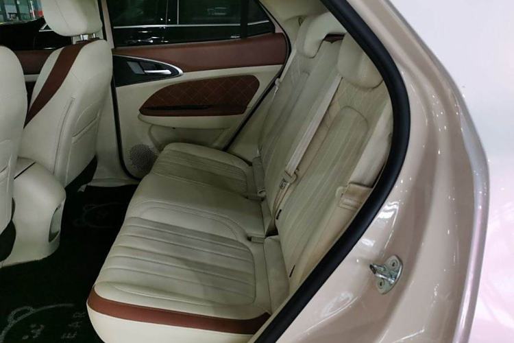 Used ORA Good Cat 2023 401 km Standard Range Luxury Version Lithium Iron Phosphate Interior 3