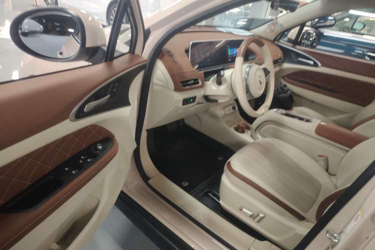 Used ORA Good Cat 2023 401 km Standard Range Prestige Version Lithium Iron Phosphate Interior 3