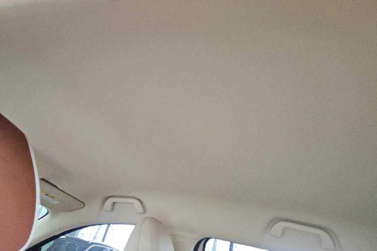 Used ORA Good Cat 2023 401 km Standard Range Luxury Version Lithium Iron Phosphate Interior 3