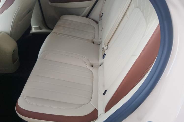 Used ORA Good Cat 2023 401 km Standard Range Luxury Version Lithium Iron Phosphate Interior 4