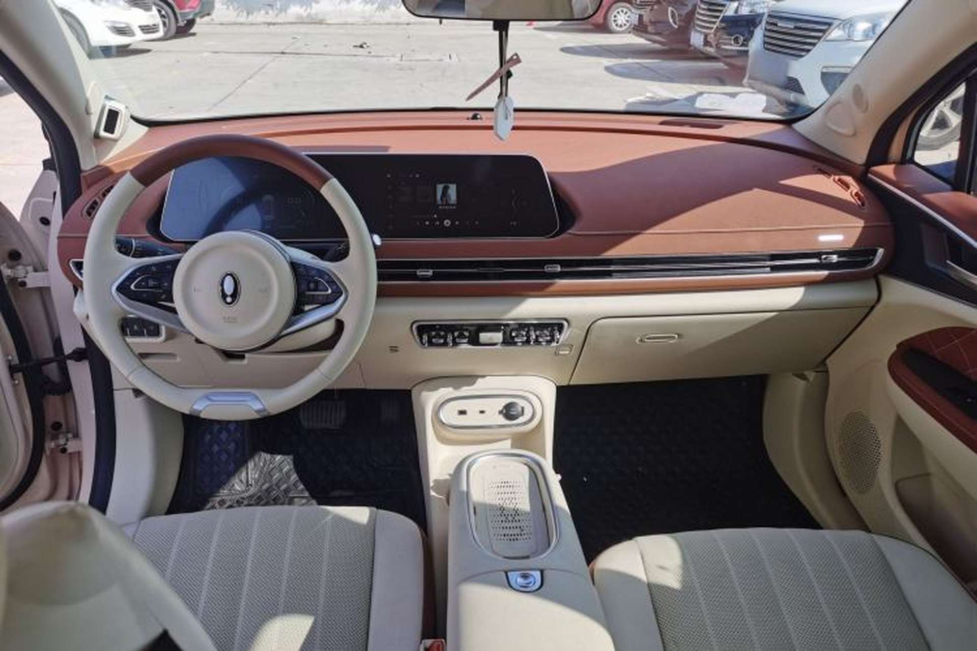 Used ORA Good Cat 2023 401 km Standard Range Premium Version Lithium Iron Phosphate Interior 4