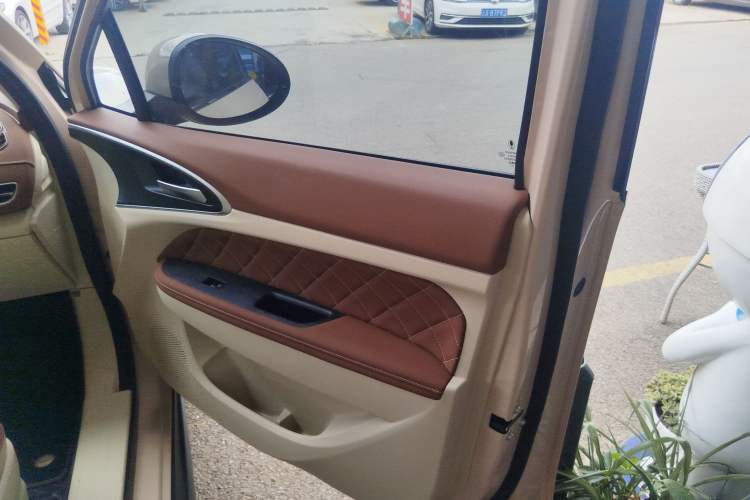 Used ORA Good Cat 2023 401 km Standard Range Luxury Version Lithium Iron Phosphate Interior 5