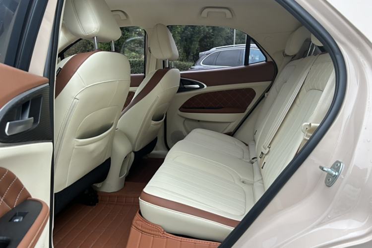 Used ORA Good Cat 2023 401 km Standard Range Luxury Version Lithium Iron Phosphate Interior 5