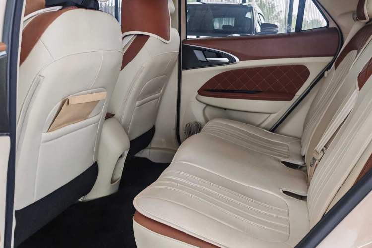 Used ORA Good Cat 2023 401 km Standard Range Luxury Version Lithium Iron Phosphate Interior 5