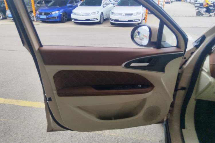 Used ORA Good Cat 2023 401 km Standard Range Luxury Version Lithium Iron Phosphate Interior 7