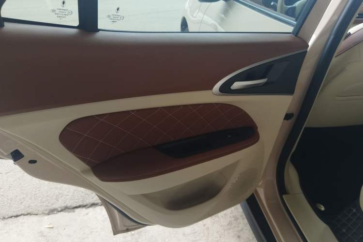 Used ORA Good Cat 2023 401 km Standard Range Luxury Version Lithium Iron Phosphate Interior 8