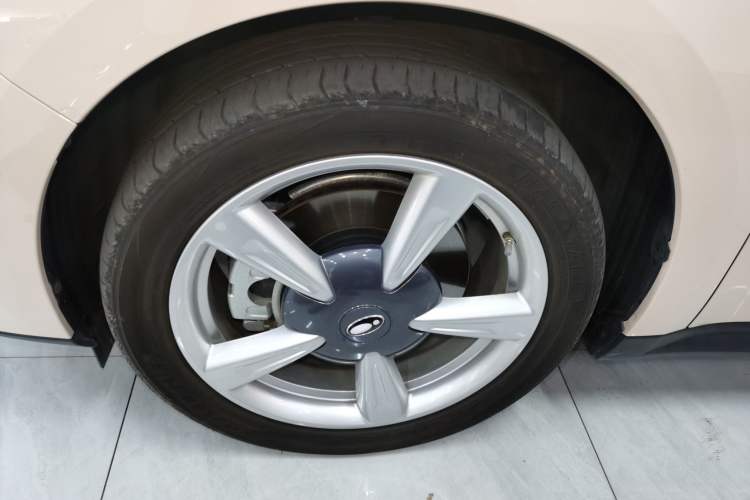 Used ORA Good Cat 2023 401 km Standard Range Luxury Version Lithium Iron Phosphate Left Front Wheel Hub