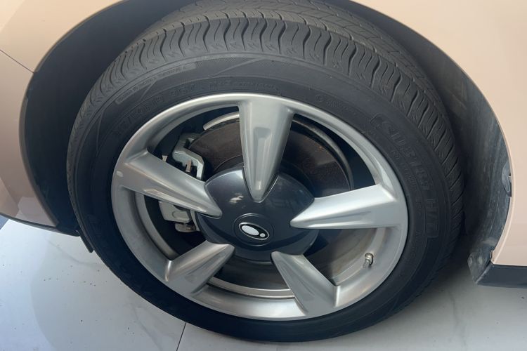 Used ORA Good Cat 2023 401 km Standard Range Luxury Version Lithium Iron Phosphate Left Front Wheel Hub
