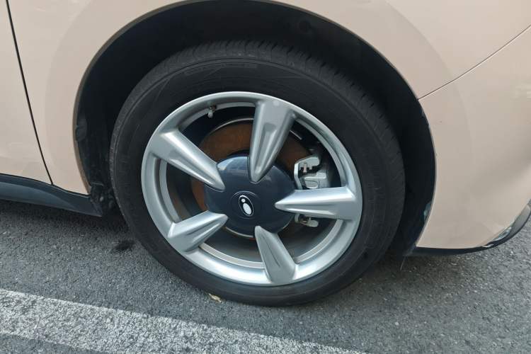 Used ORA Good Cat 2023 401 km Standard Range Luxury Version Lithium Iron Phosphate Right Front Wheel Hub