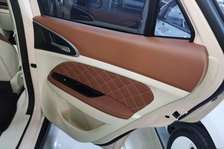 Used ORA Good Cat 2023 401 km Standard Range Luxury Version Lithium Iron Phosphate Right Rear Door Interior