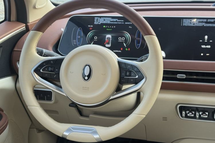 Used ORA Good Cat 2023 401 km Standard Range Luxury Version Lithium Iron Phosphate Steering Wheel