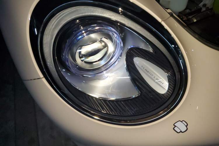 Used ORA Good Cat 2023 401 km Standard Range Luxury Version Lithium Iron Phosphate Right Front Headlight