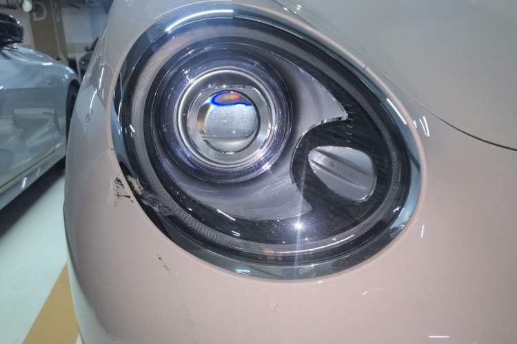 Used ORA Good Cat 2023 401 km Standard Range Premium Version Lithium Iron Phosphate Right Front Headlight