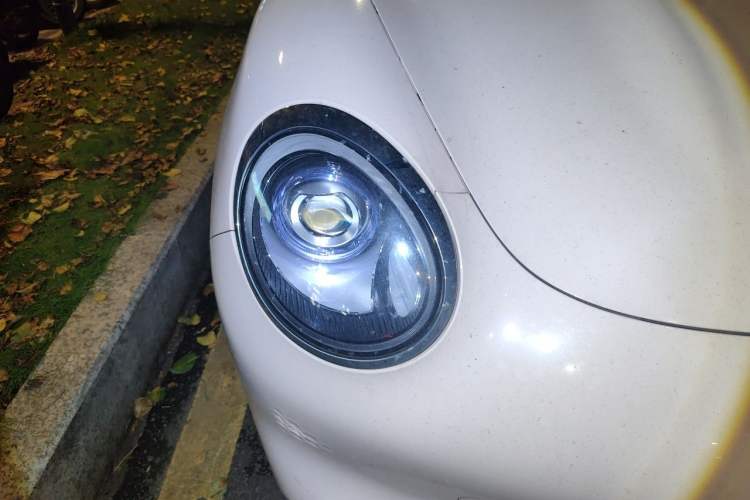 Used ORA Good Cat 2023 401 km Standard Range Premium Version Lithium Iron Phosphate Right Front Headlight