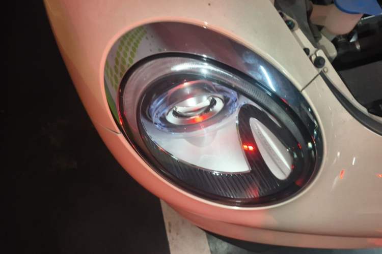 Used ORA Good Cat 2023 401 km Standard Range Premium Version Lithium Iron Phosphate Right Front Headlight