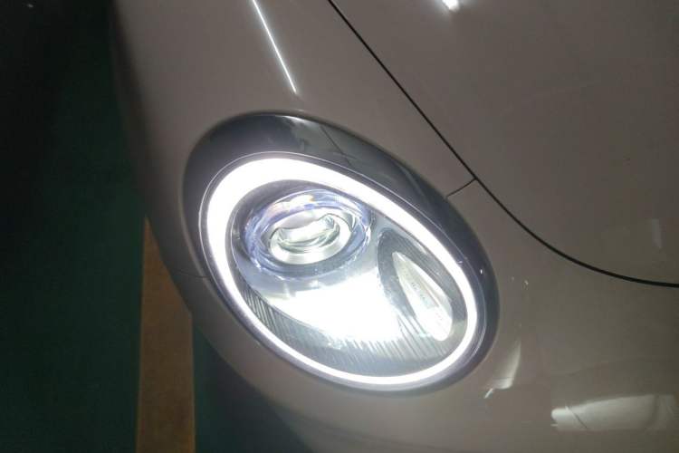 Used ORA Good Cat 2023 401 km Standard Range Luxury Version Lithium Iron Phosphate Right Front Headlight