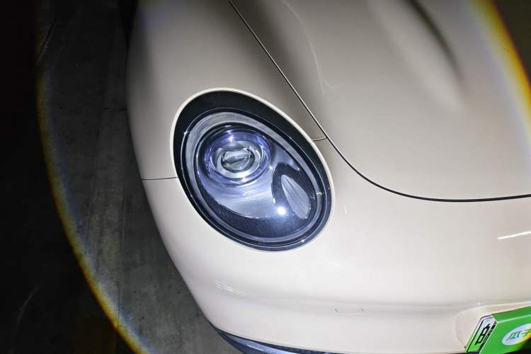 Used ORA Good Cat 2023 401 km Standard Range Premium Version Lithium Iron Phosphate Right Front Headlight
