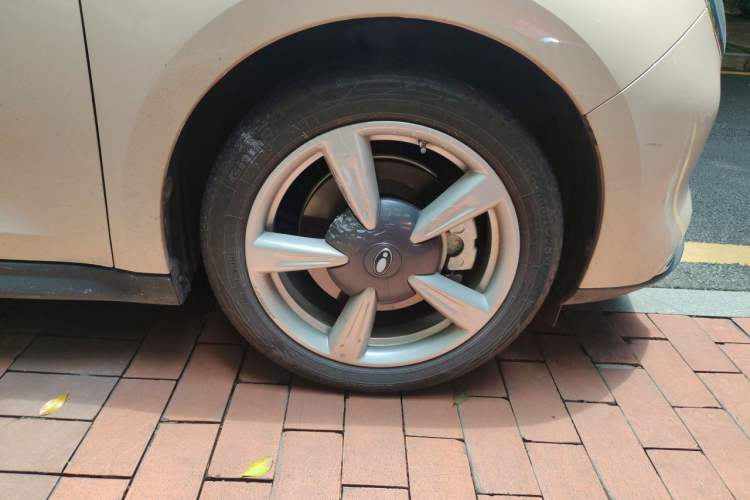 Used ORA Good Cat 2023 401 km Standard Range Prestige Version Lithium Iron Phosphate Right Front Wheel Hub