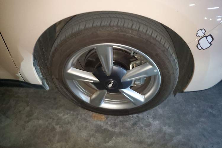 Used ORA Good Cat 2023 401 km Standard Range Luxury Version Lithium Iron Phosphate Right Front Wheel Hub