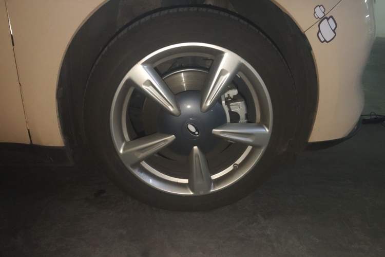 Used ORA Good Cat 2023 401 km Standard Range Luxury Version Lithium Iron Phosphate Right Front Wheel Hub