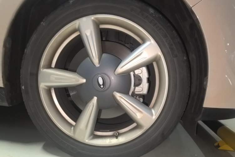 Used ORA Good Cat 2023 401 km Standard Range Premium Version Lithium Iron Phosphate Right Front Wheel Hub