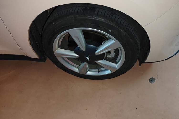 Used ORA Good Cat 2023 401 km Standard Range Premium Version Lithium Iron Phosphate Right Front Wheel Hub