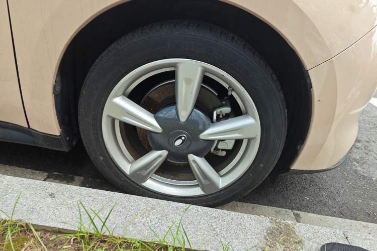 Used ORA Good Cat 2023 401 km Standard Range Premium Version Lithium Iron Phosphate Right Front Wheel Hub
