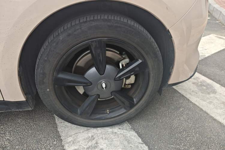 Used ORA Good Cat 2023 401 km Standard Range Premium Trim Ternary Lithium Right Front Wheel Hub