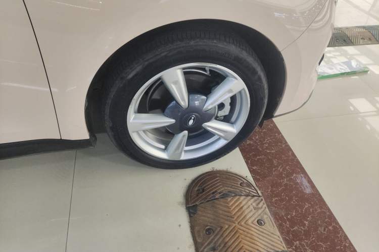 Used ORA Good Cat 2023 401 km Standard Range Premium Version Lithium Iron Phosphate Right Front Wheel Hub