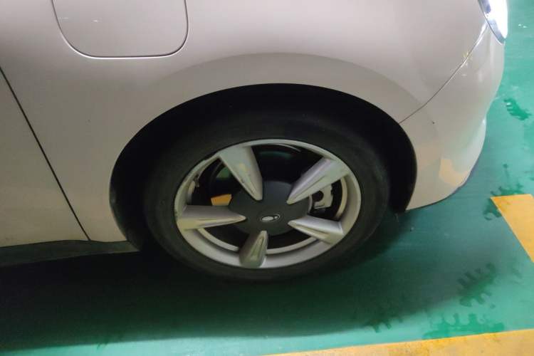 Used ORA Good Cat 2023 401 km Standard Range Luxury Version Lithium Iron Phosphate Right Front Wheel Hub